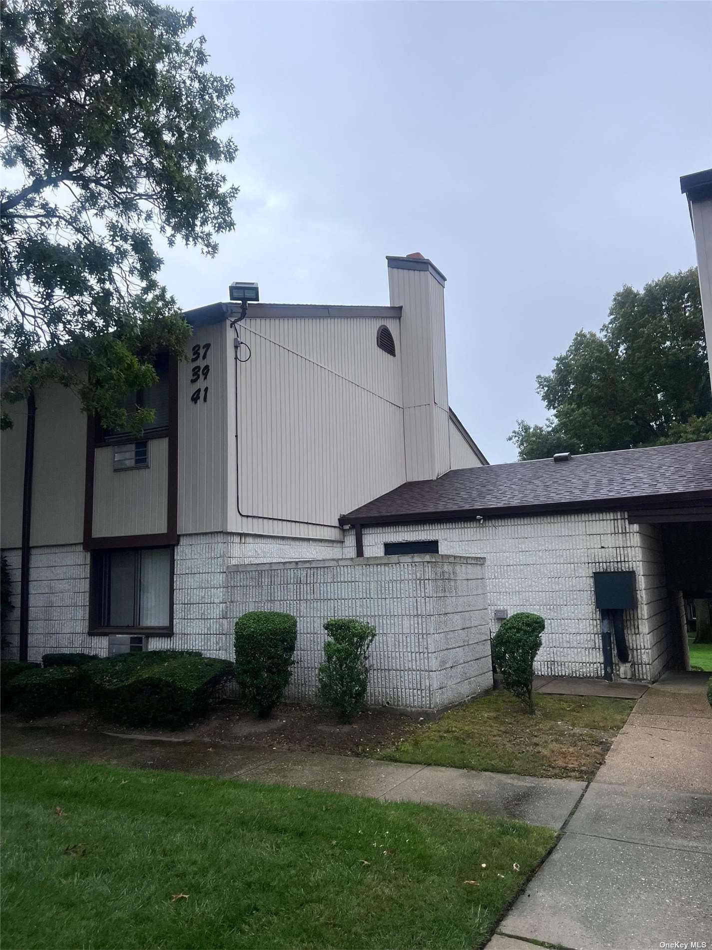 a view of a back yard of the house