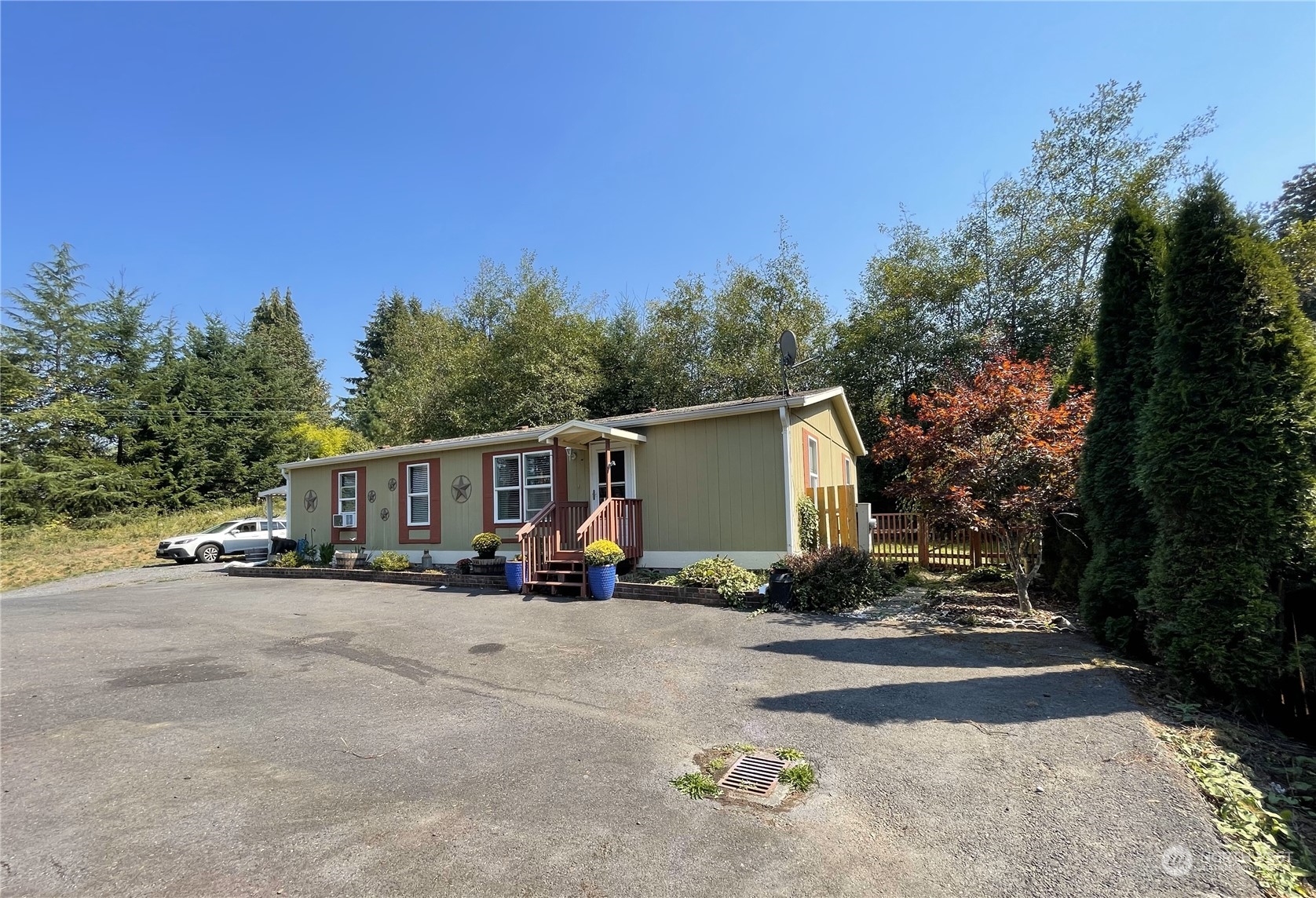 a view of a house with backyard and trees