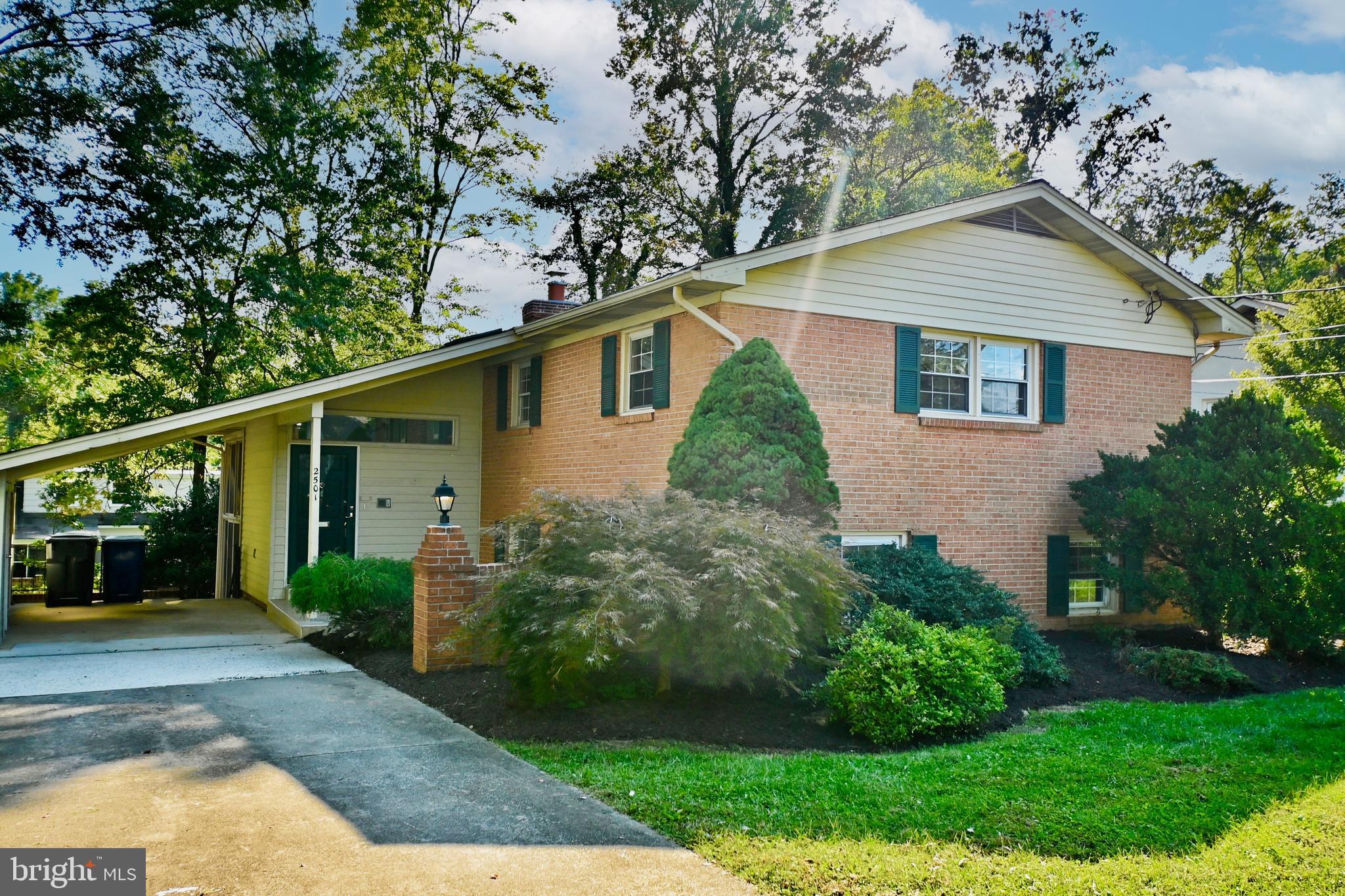 a view of a house with backyard and garden