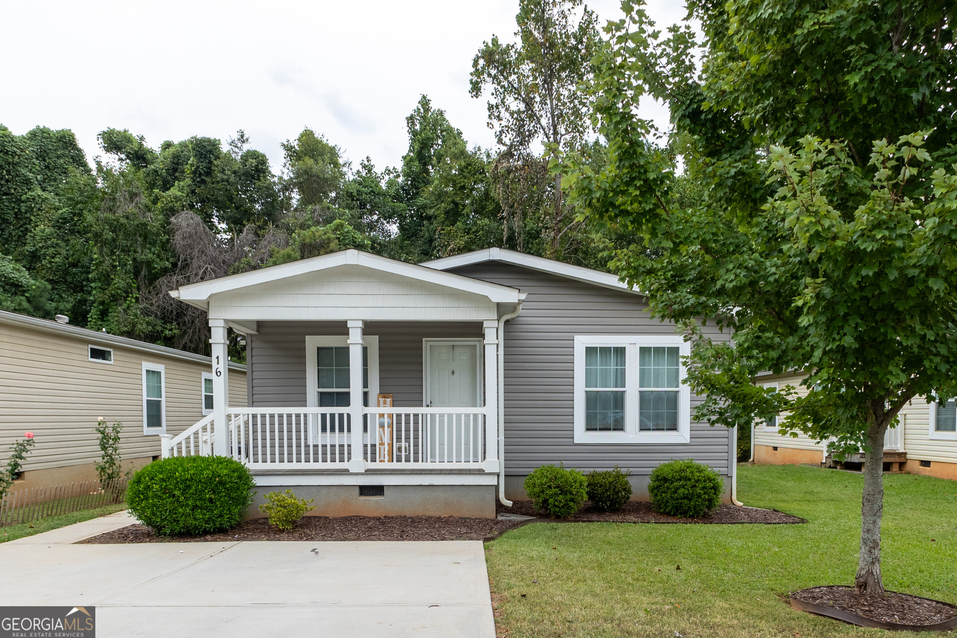 a view of a house with a yard