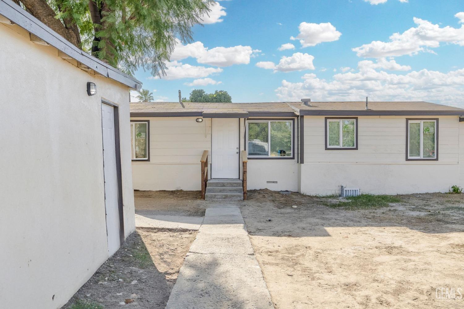 a view of a house with a backyard