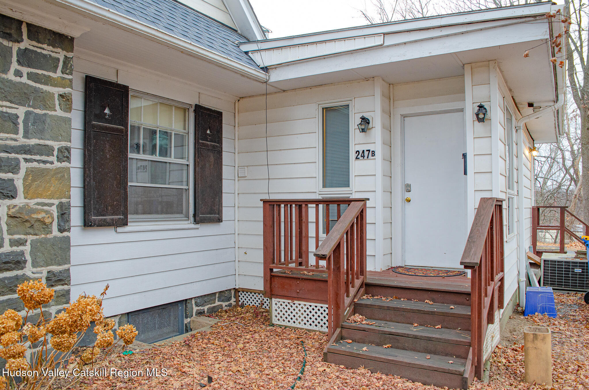 a view of entryway with a front door