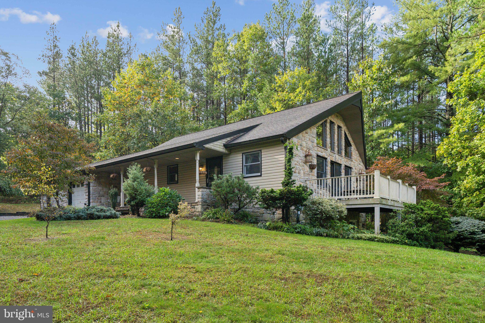 a view of a house with backyard and garden