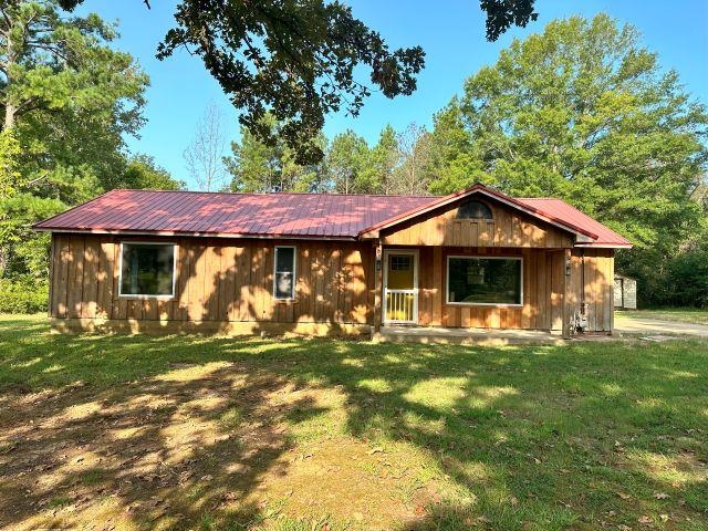 Single story home with a front yard