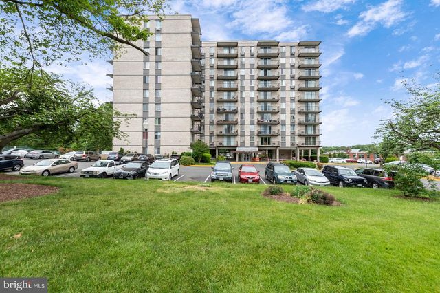 $3,200 | 3245 Rio Drive, Unit 211 | Lake Barcroft