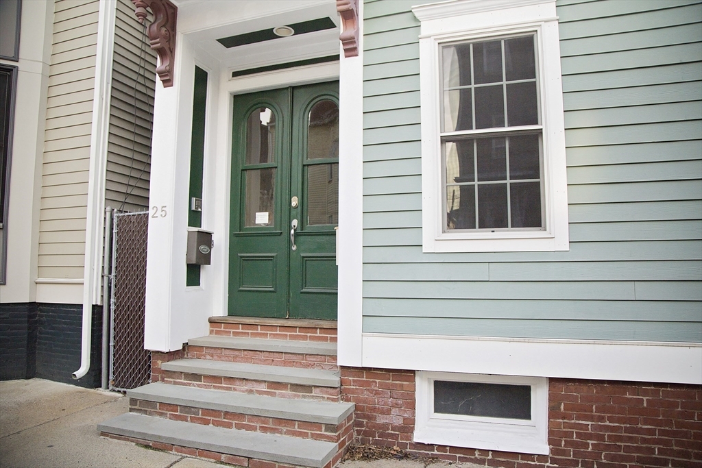 a view of a entrance of the house