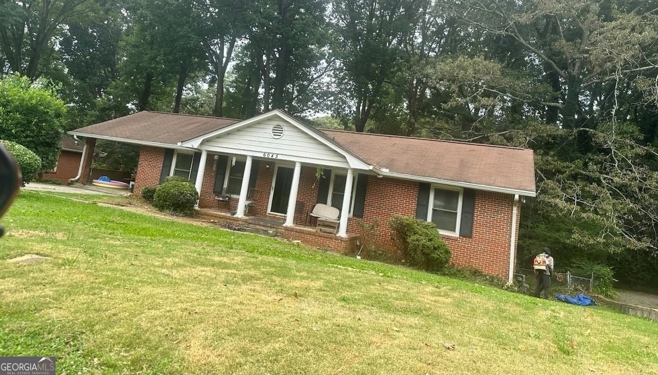 a view of a house with a backyard