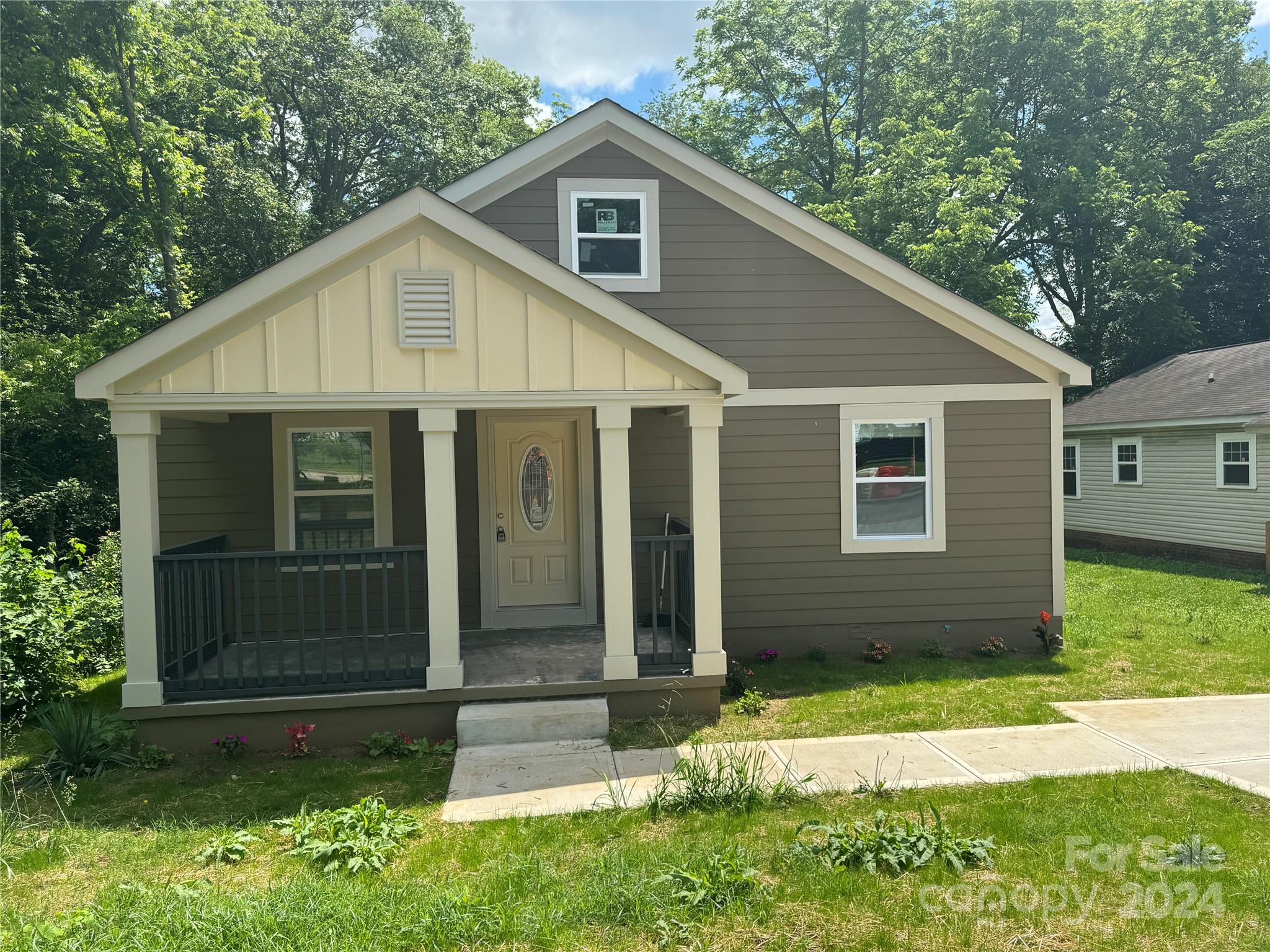 a view of front of a house with a yard