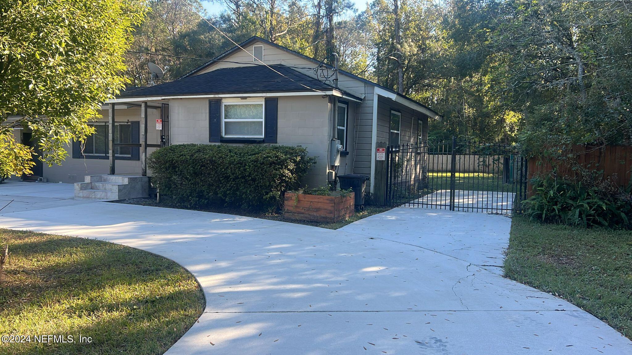 a view of a house with backyard and garden