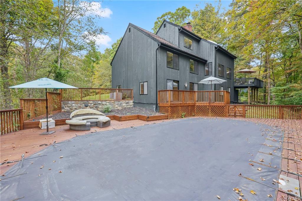 a view of a house with backyard and sitting area