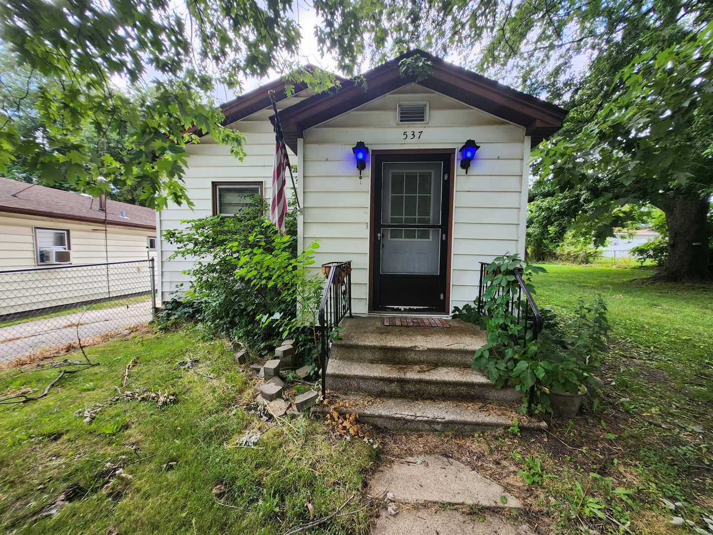 a view of front of house with a yard