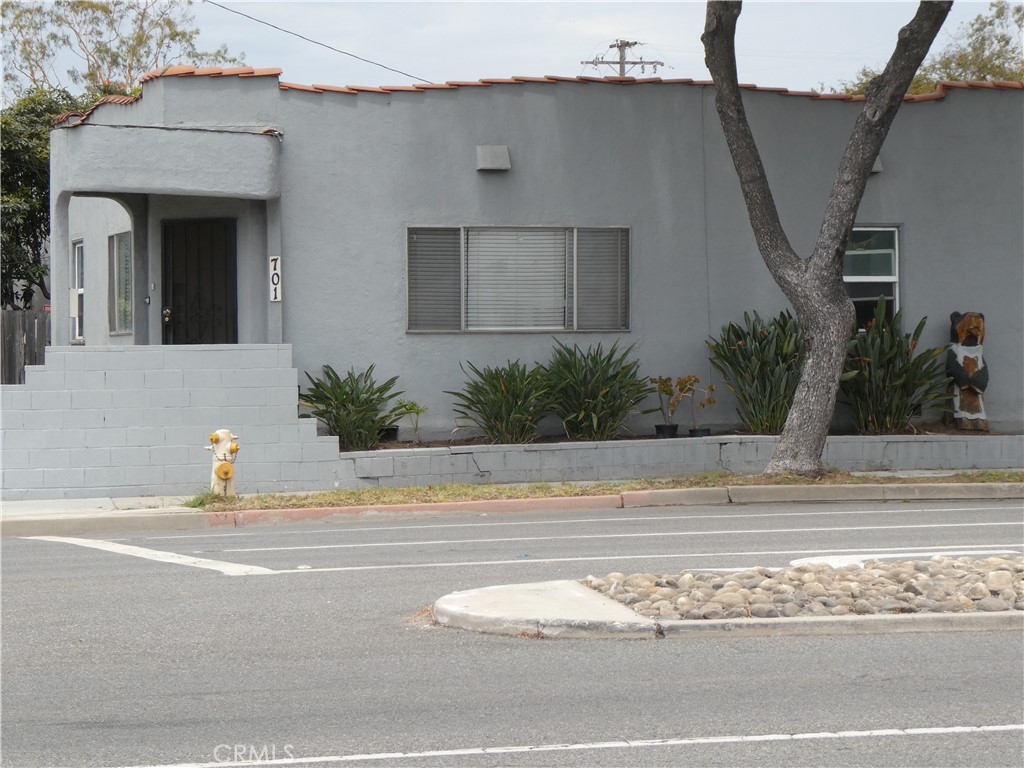 a view of a house with a outdoor space and plants