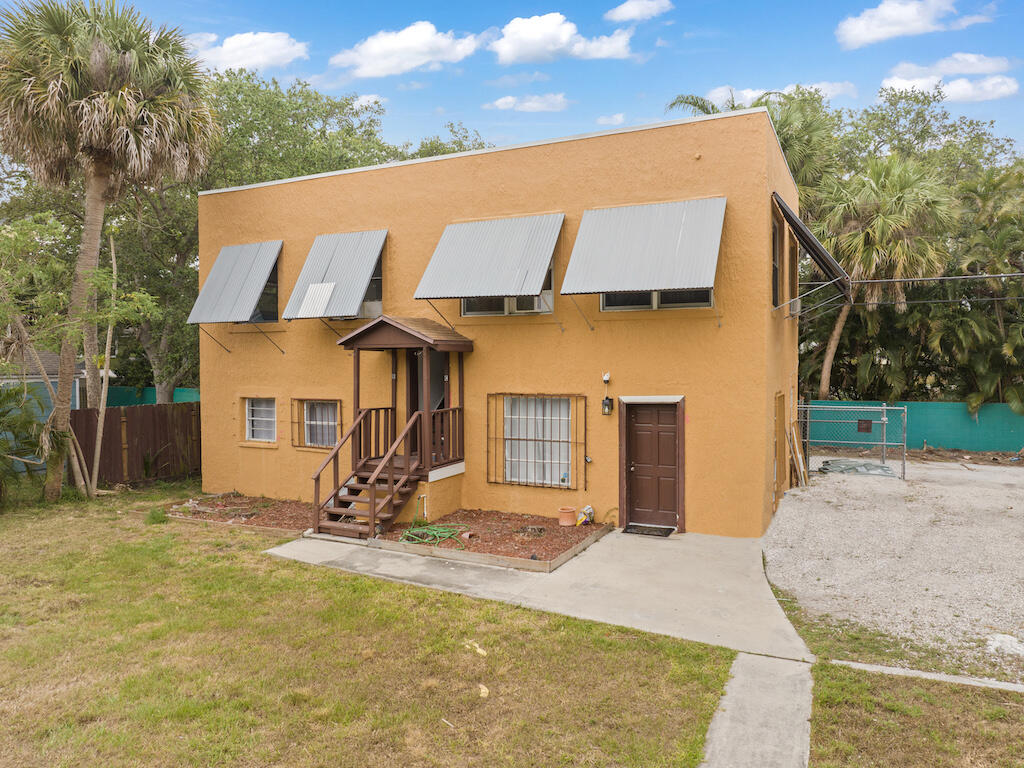 a view of a house with backyard