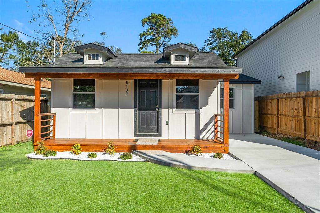 a view of a house with backyard and porch