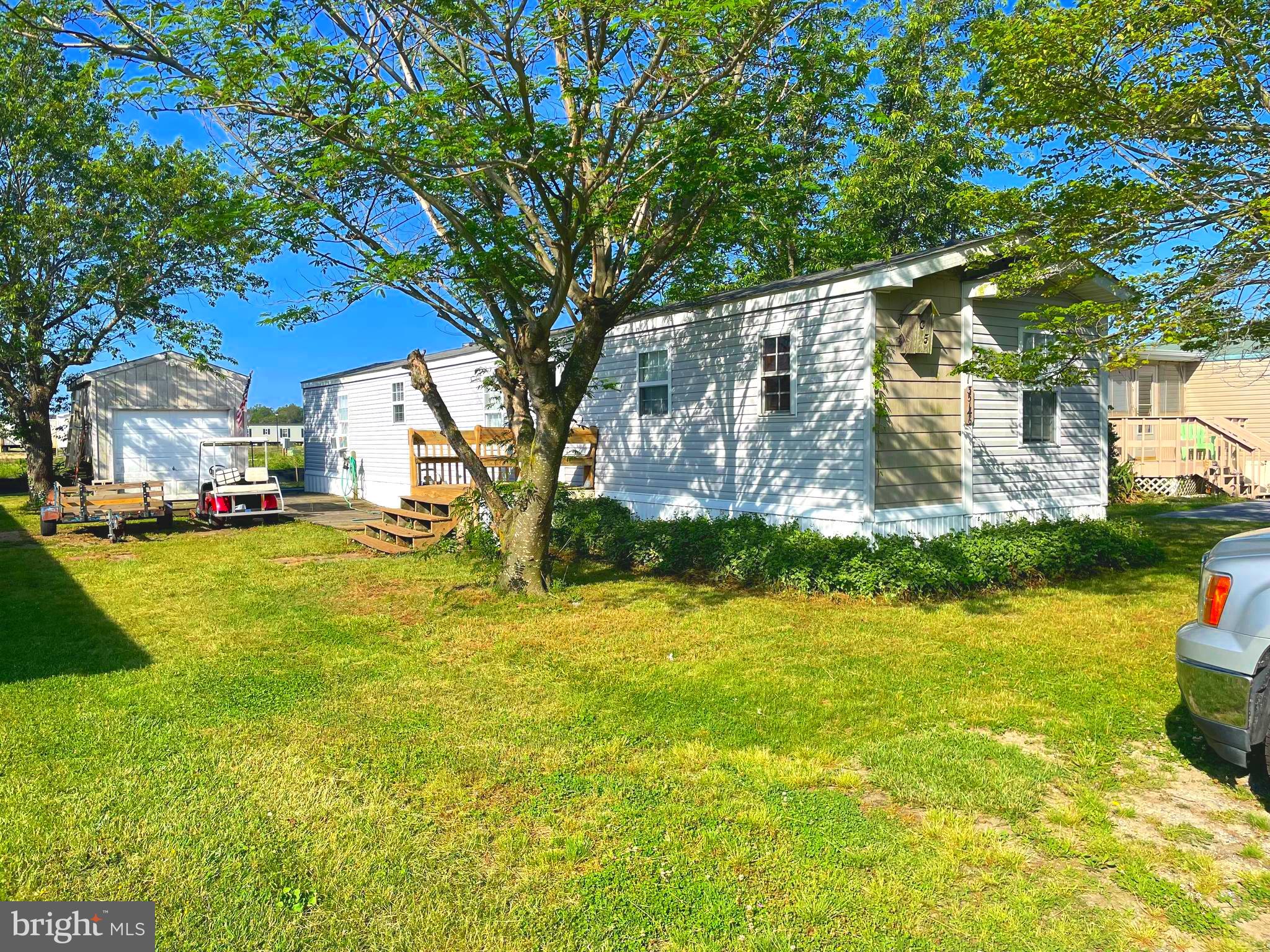 a view of a yard in front of the house