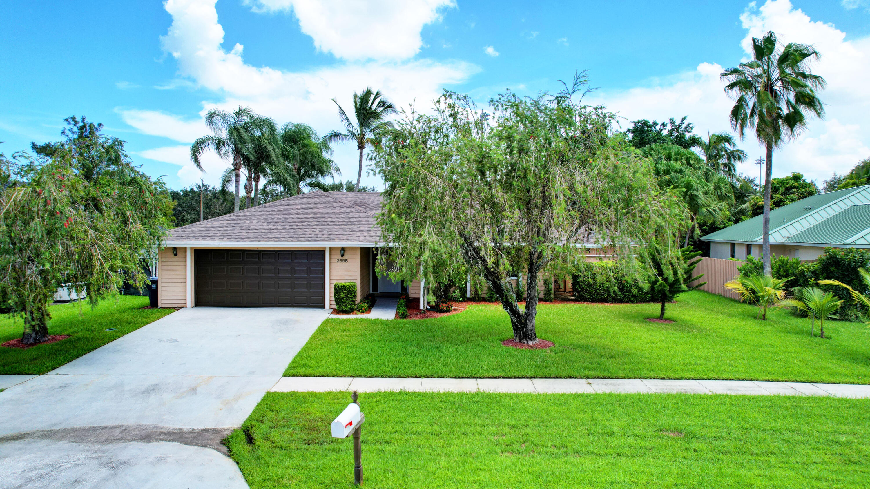 a view of a house with a yard