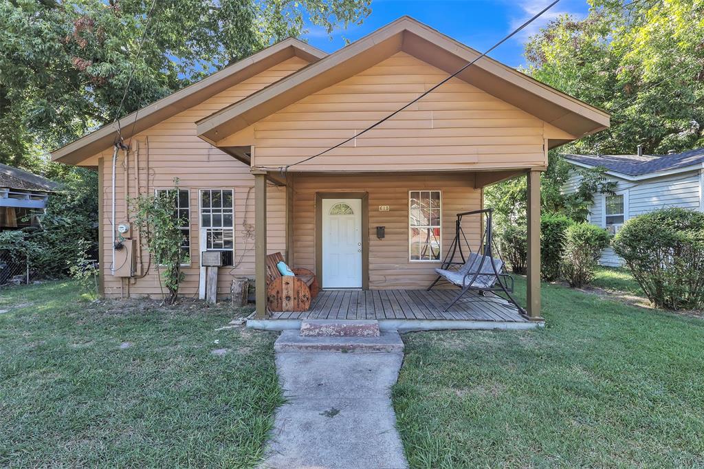 a view of a house with backyard