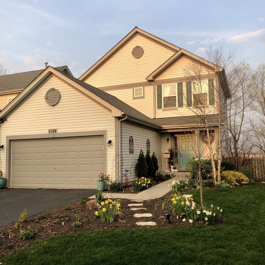 a view of a yard in front of a house