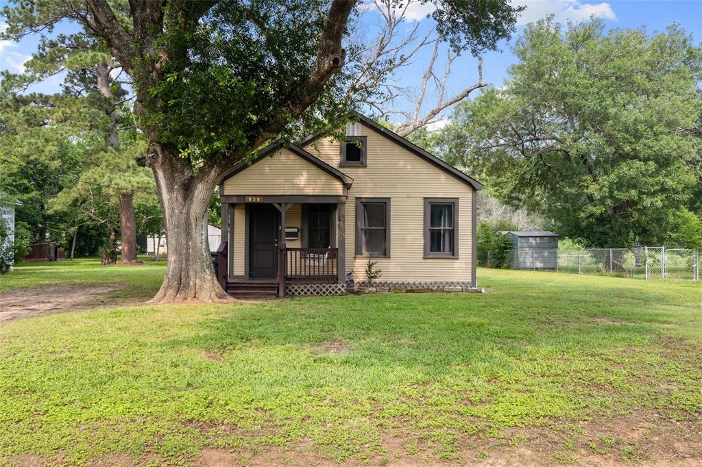 Cute & Cozy located in the heart of Sealy.
