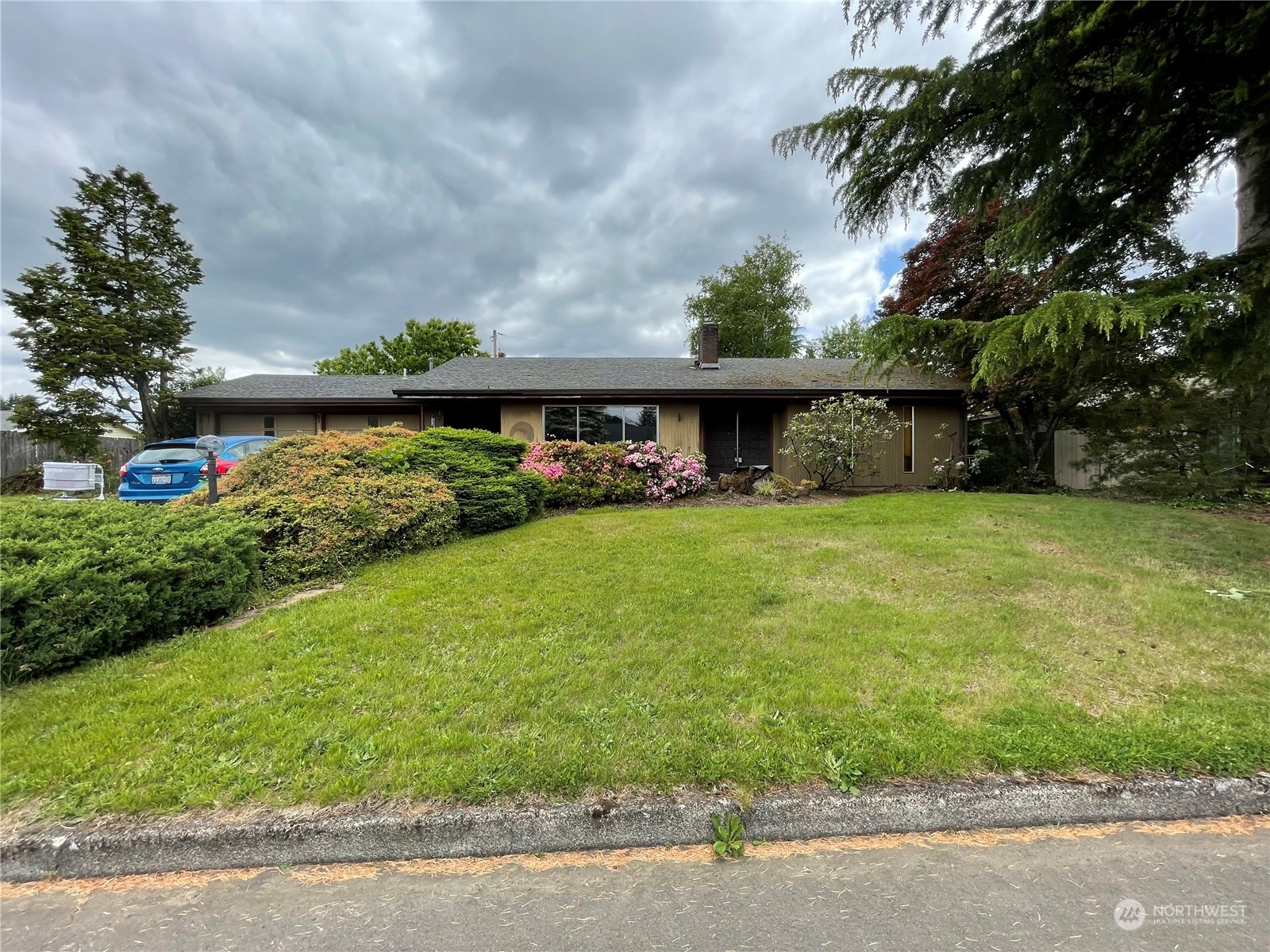 a view of a house with a yard