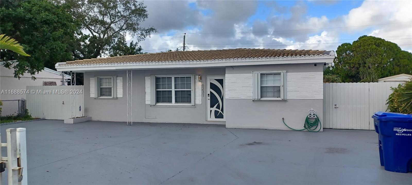 a view of a house with a backyard