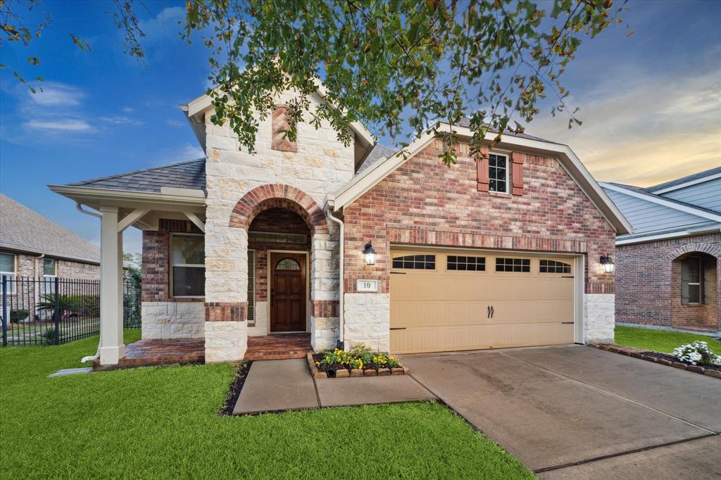 Nestled in the heart of The Woodlands Creekside Park West, this well maintained single story will impress you with it's open floorplan and high ceilings. Instant curb appeal is created by the stone entrance and front porch.