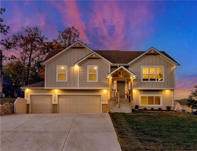 $369,900 | 1304 Southwest Graystone Drive | Farmington Acres