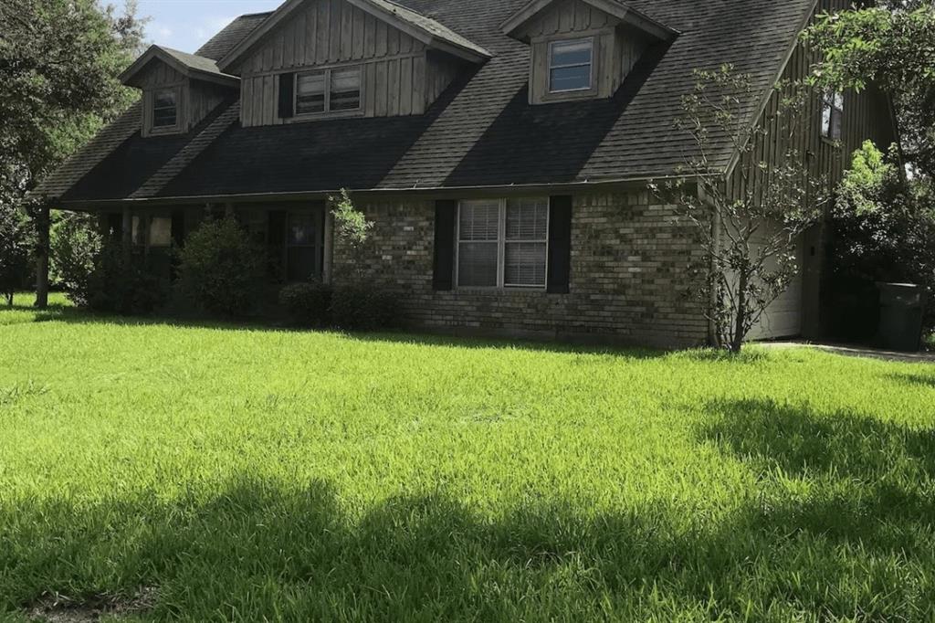 a view of a back yard of the house