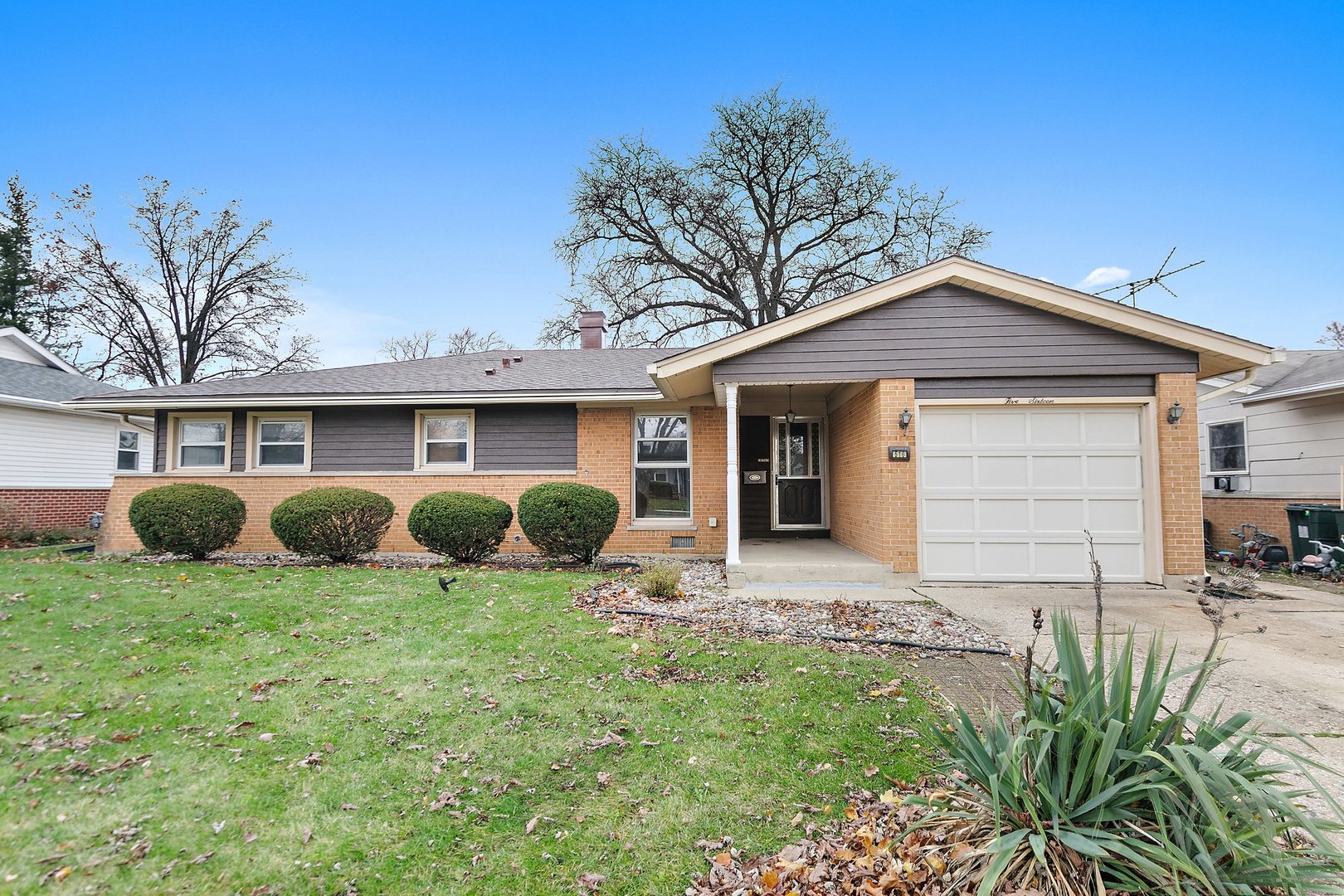 a view of a house with backyard and garden