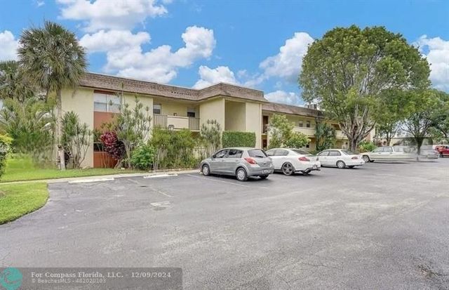 $2,000 | 5545 North Lakewood Circle, Unit 414 | Margate