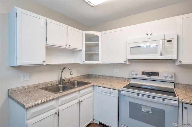 $1,600 | 625 South Alton Way, Unit 2B | Windsor Gardens