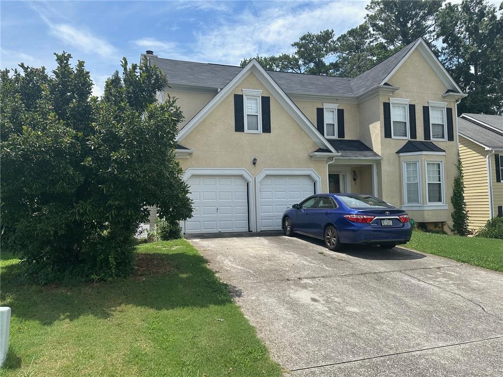 a view of a yard in front of house