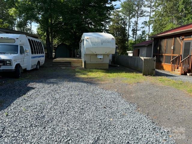 a view of a backyard