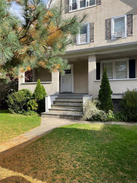 View of front of home featuring a front yard