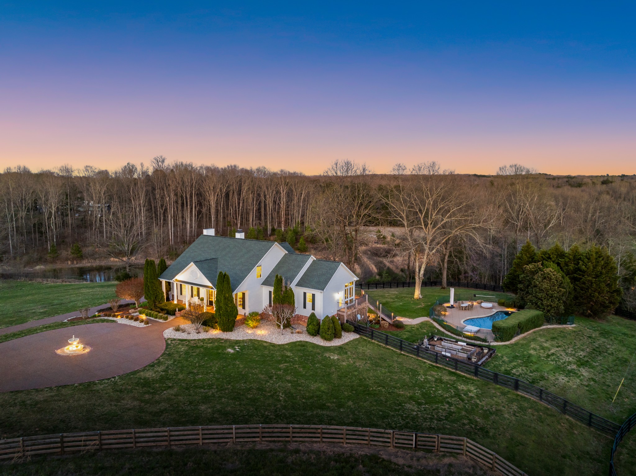 a view of a house with backyard and garden