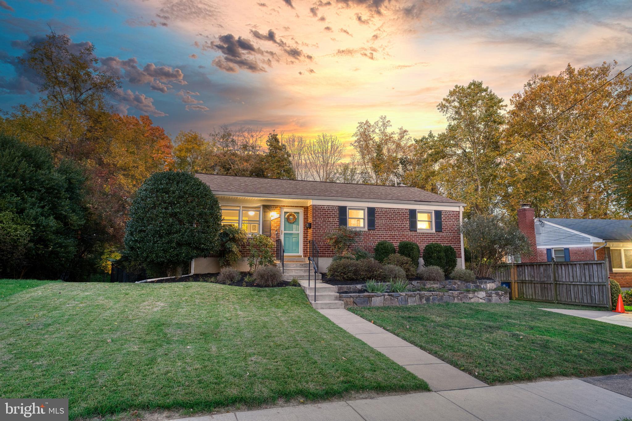 a view of a yard in front of house