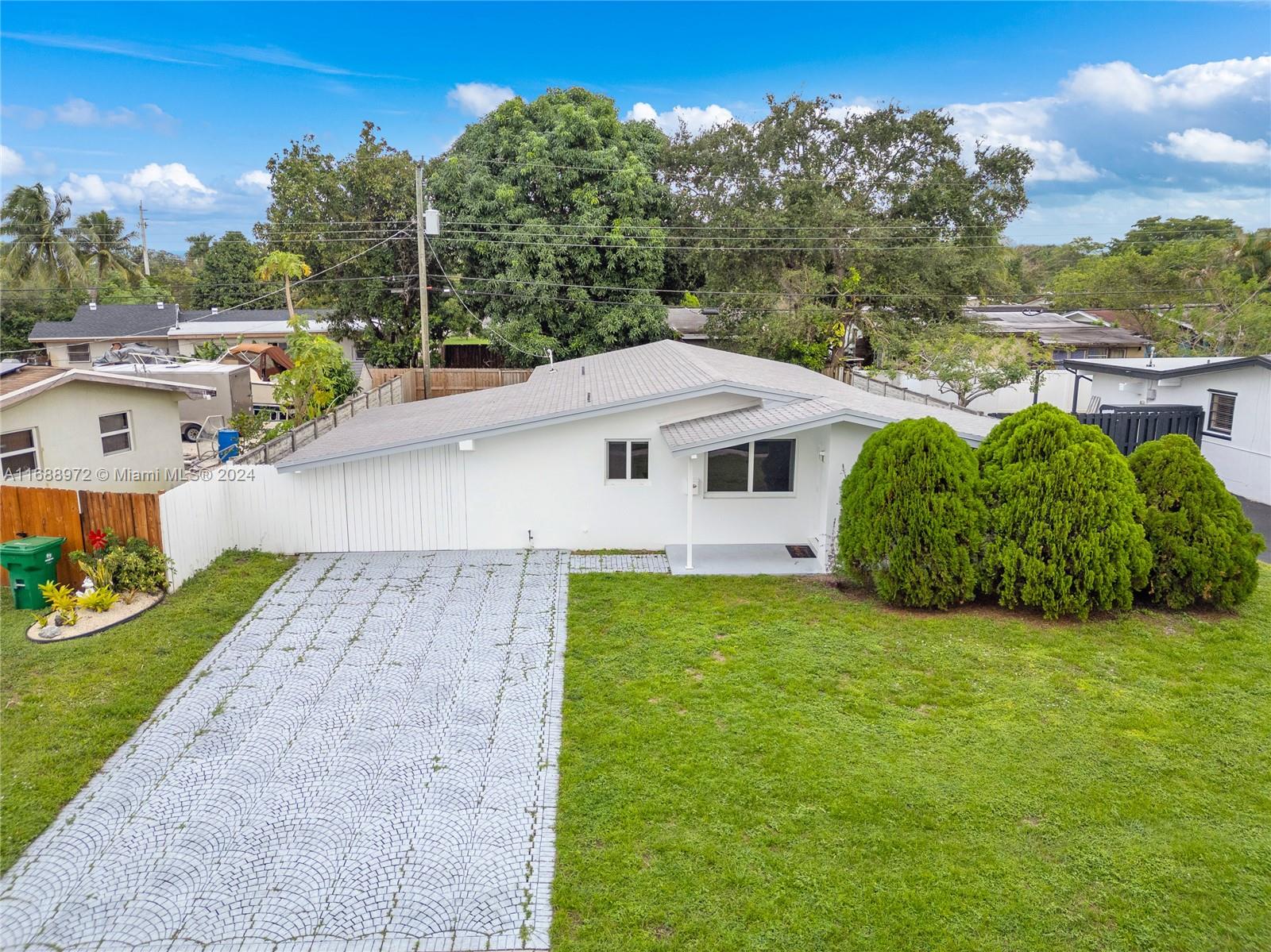 a view of a house with backyard and garden