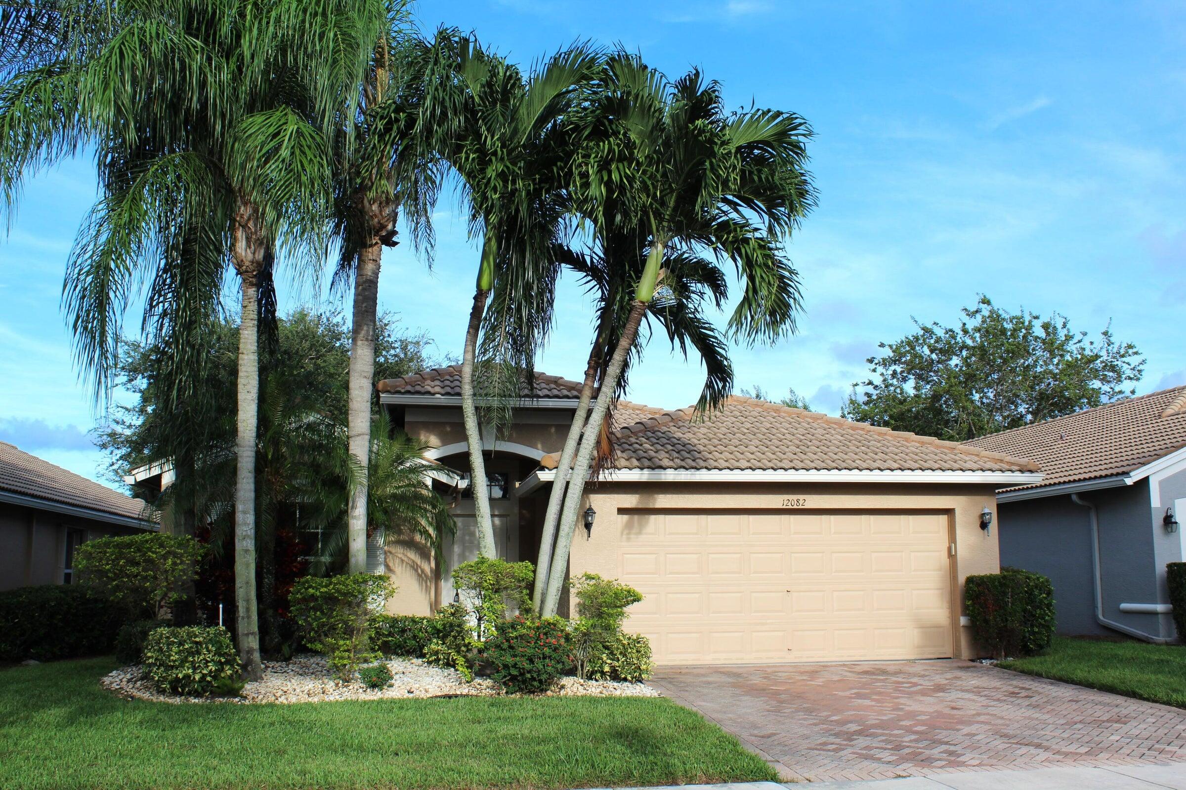 a view of front of house with a yard