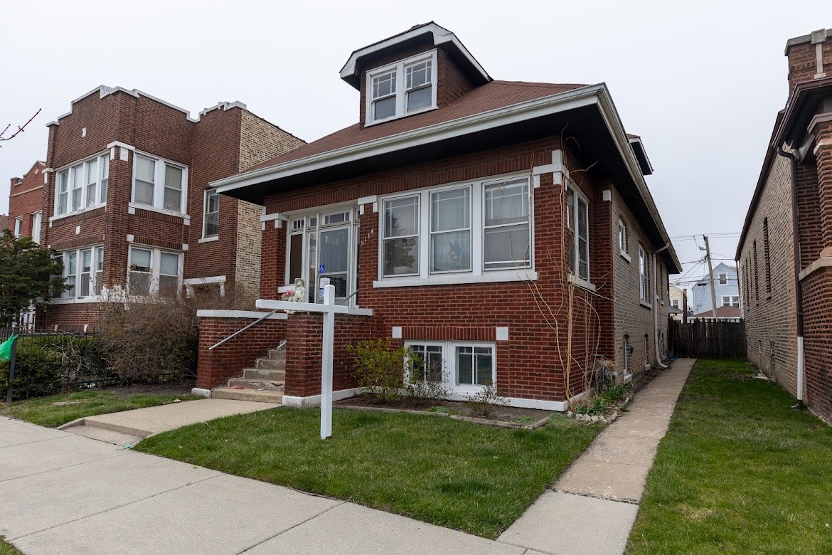 a view of a house with a yard