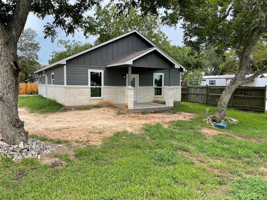 a view of a house with backyard