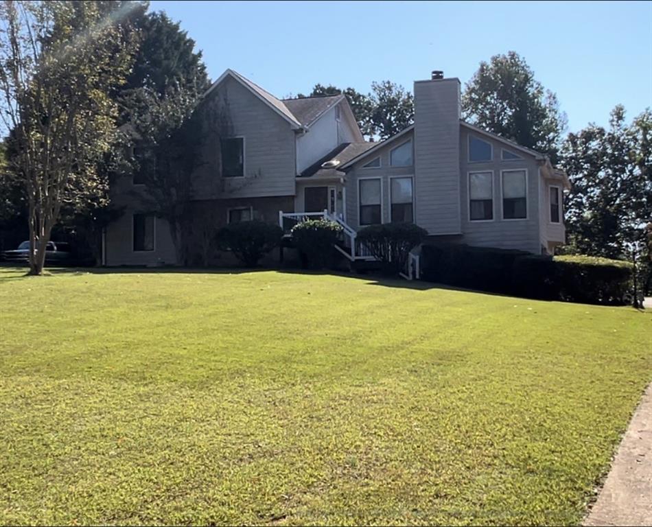 a view of a house with a yard