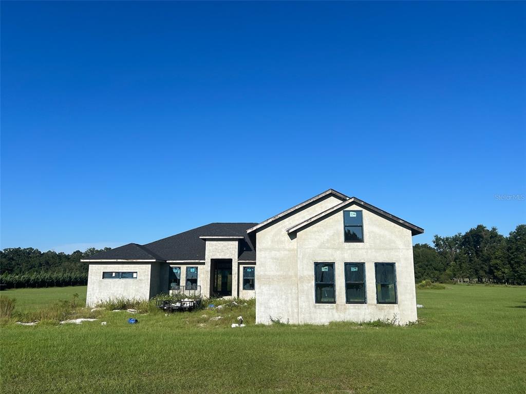 a view of a house with a yard