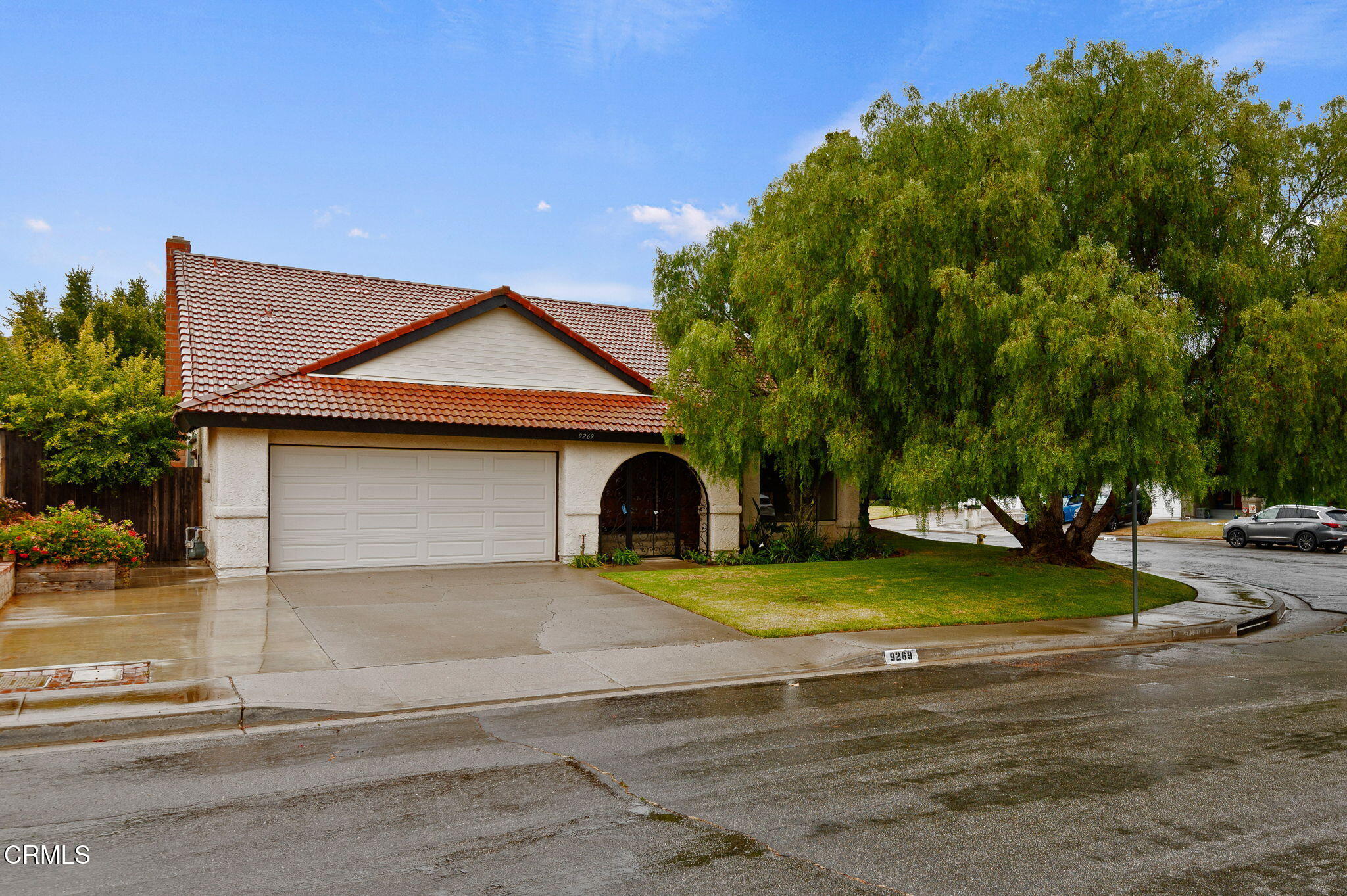 a view of a house with yard and garage