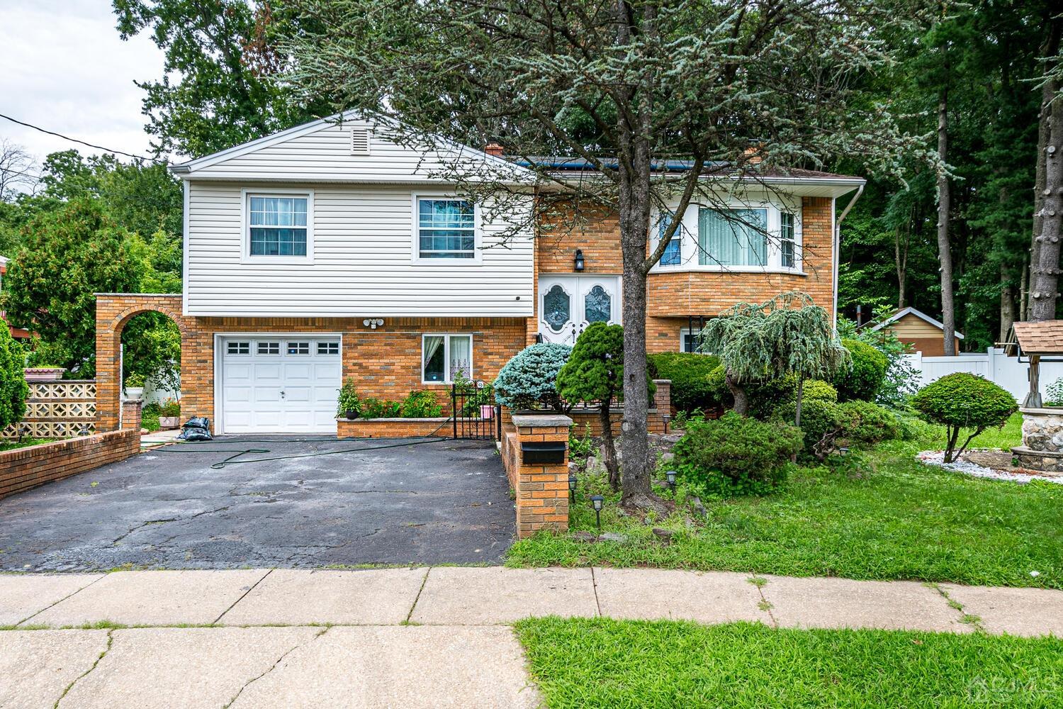 a view of a house with backyard and garden