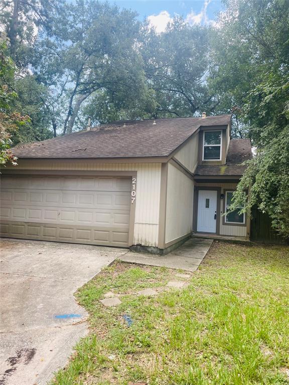 a view of a house with backyard and garden