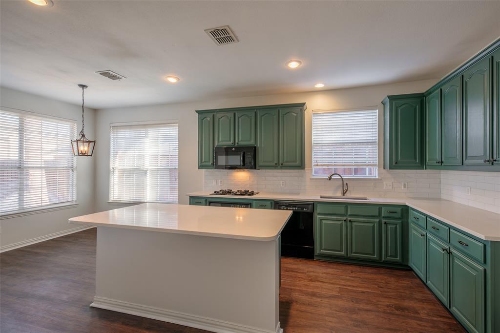 Newly renovated Kitchen w Quartz Counters 