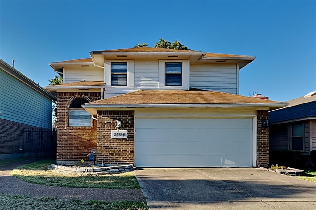 a view of a house with yard