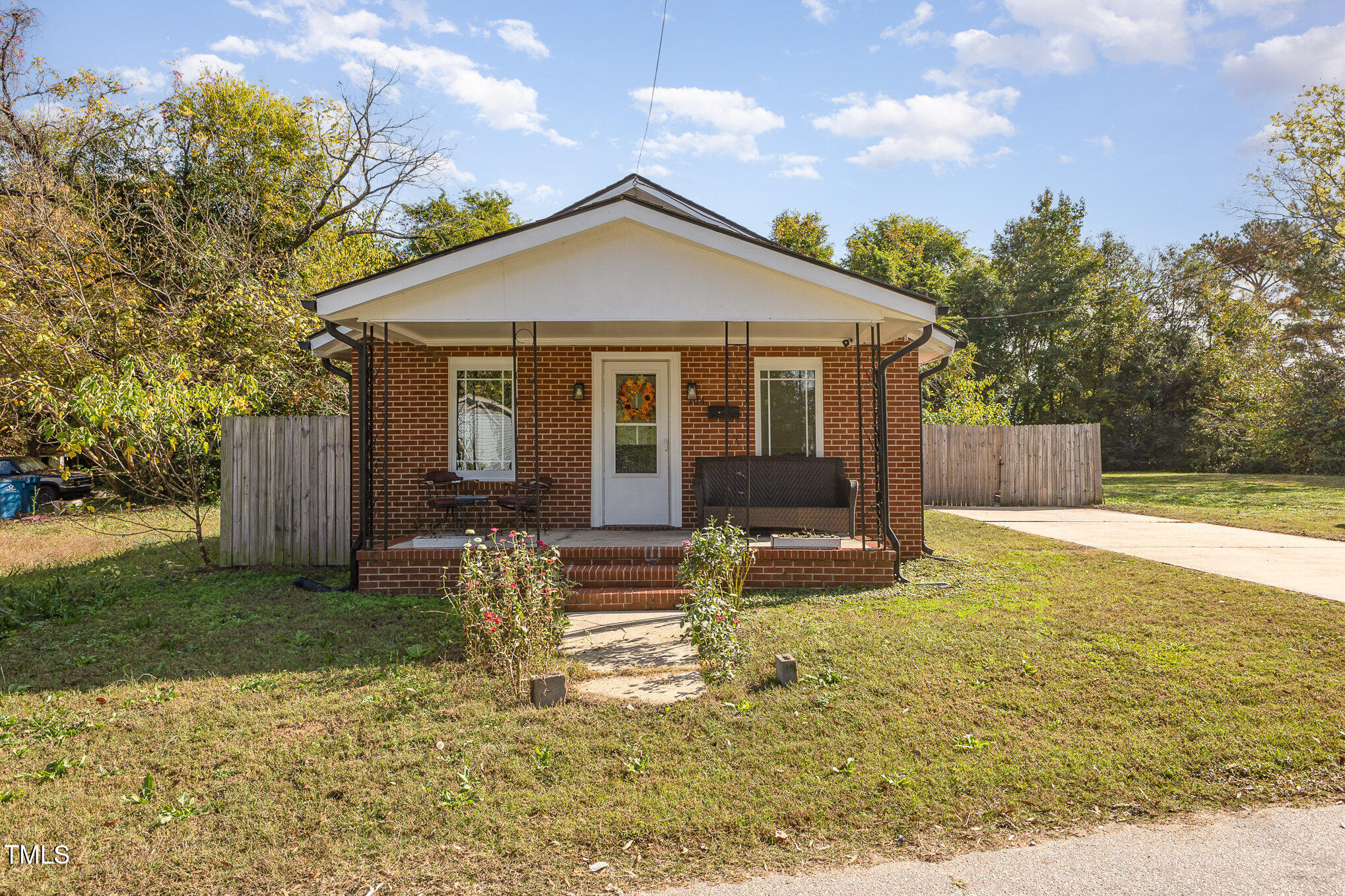 a view of a house with backyard and garden