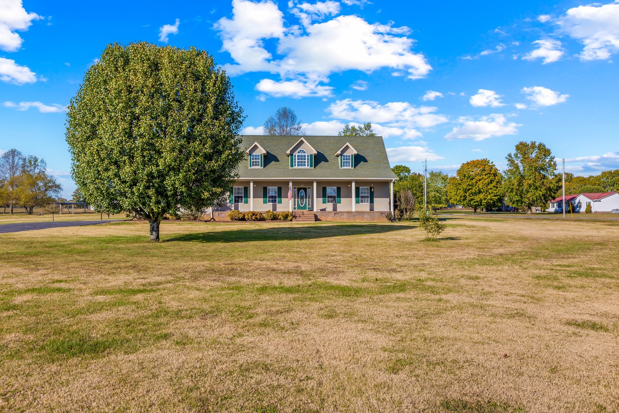 a view of a house with a yard