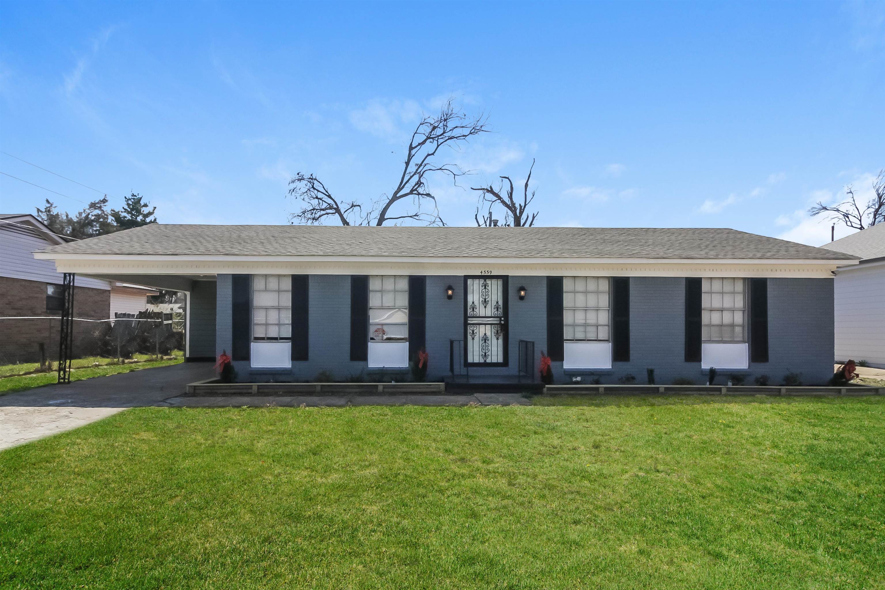 Single story home with a front yard